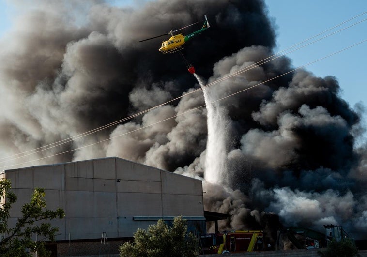Reabren por completo la circulación tras la extinción del incendio en un desguace de Padul